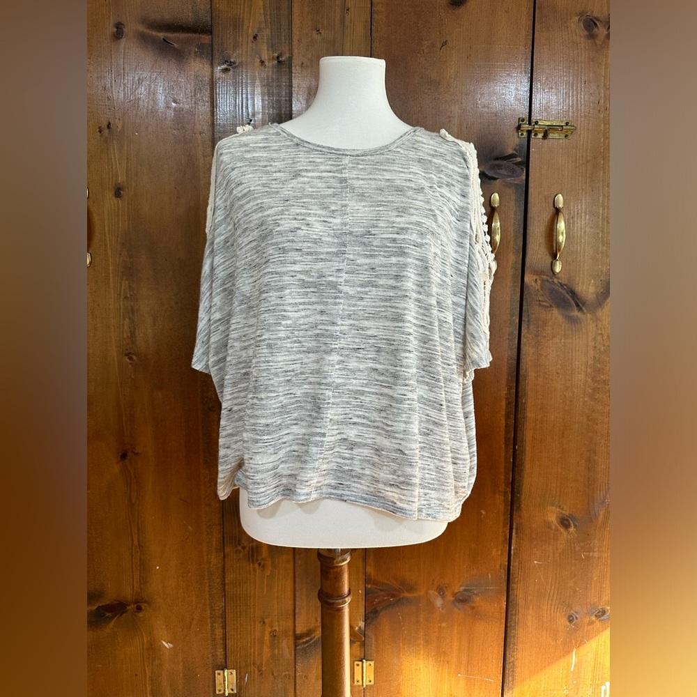 Eri + Ali women’s top sz small gray lace cold shoulder short sleeve